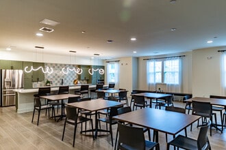 Brentwood Commons in Atlanta, GA - Foto de edificio - Building Photo