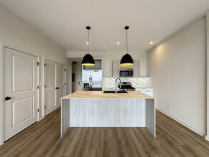 3215 N Narragansett Ave, Unit J04P in Chicago, IL - Foto de edificio - Building Photo