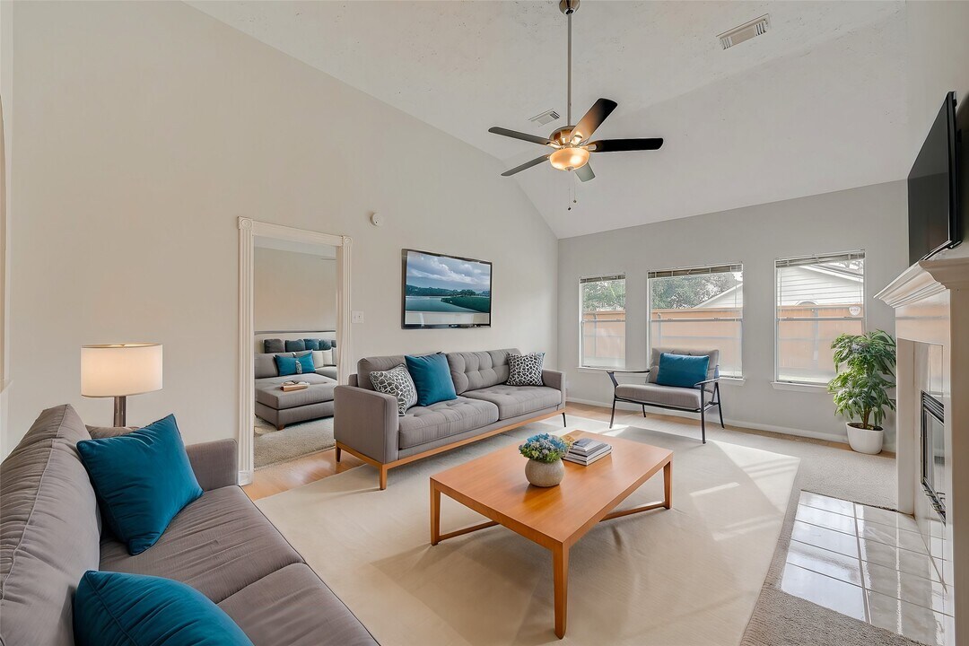 4126 Surreydon Dr in Houston, TX - Building Photo