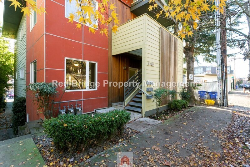 2320 SE Morrison St in Portland, OR - Foto de edificio