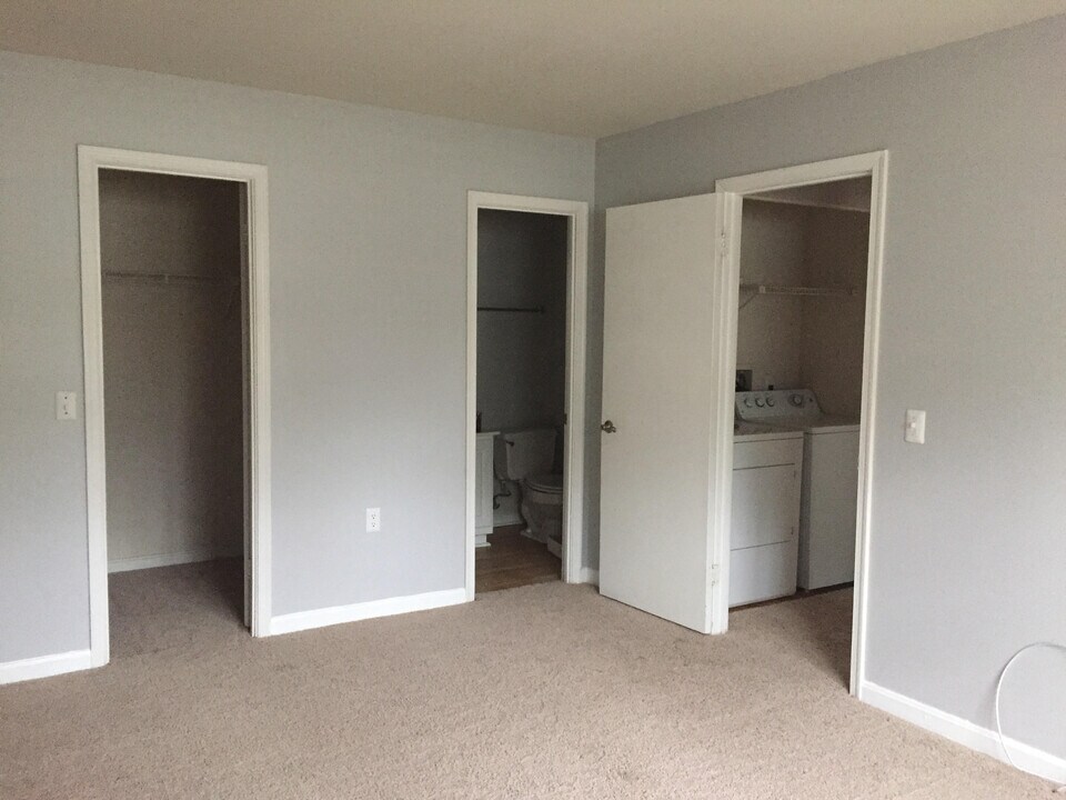 18318 Streamside Drive in Gaithersburg, MD - Building Photo