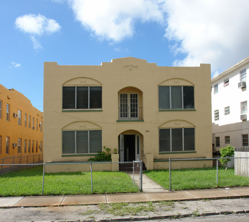 2028 SW 6th St in Miami, FL - Foto de edificio