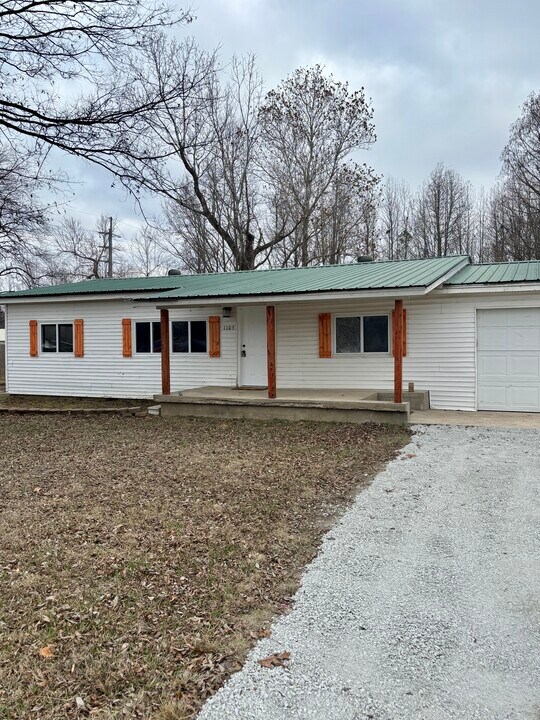 1105 Reynolds Rd in Paragould, AR - Building Photo