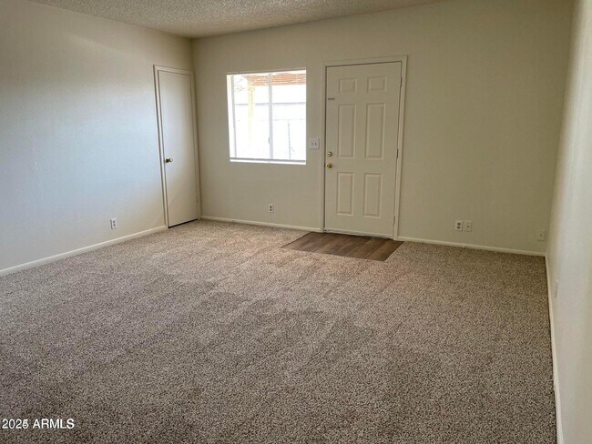 585 W 20th Ave in Apache Junction, AZ - Foto de edificio - Building Photo