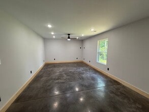 110 Hooper Dr in Charlotte, TN - Building Photo - Building Photo