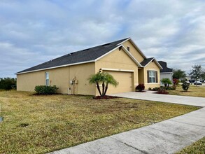 3227 Bayou Bay Dr in Lakeland, FL - Building Photo - Building Photo