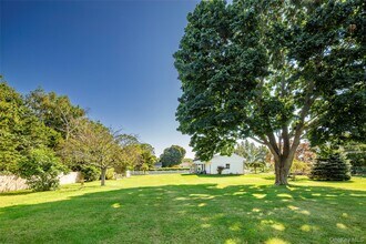 275 Maier Pl in Southold, NY - Building Photo - Building Photo