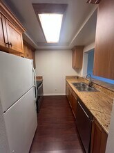 501 Palisades Dr, Unit 313 in Pacific Palisades, CA - Foto de edificio - Building Photo