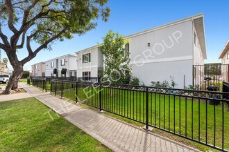 1230 E Borchard Ave in Santa Ana, CA - Foto de edificio - Building Photo