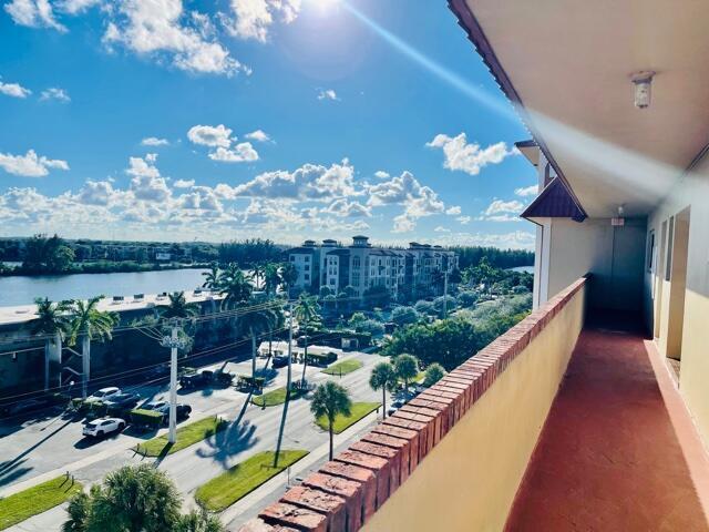 1101 Crystal Lake Dr in Pompano Beach, FL - Building Photo - Building Photo