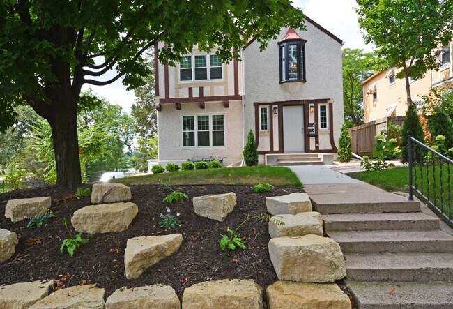 3552 Irving Ave S in Minneapolis, MN - Building Photo - Building Photo
