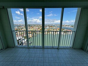 420 64th Ave in St Pete Beach, FL - Foto de edificio - Building Photo