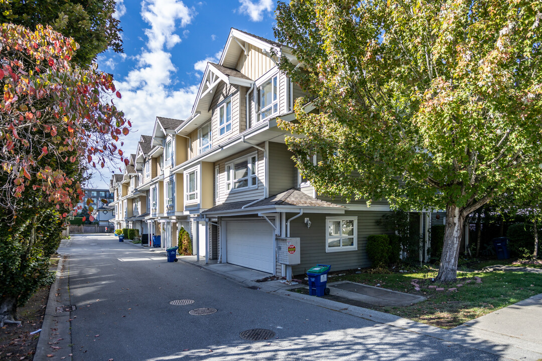 5355 201A St in Langley, BC - Building Photo