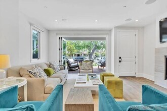 914 B Ave in Coronado, CA - Foto de edificio - Building Photo