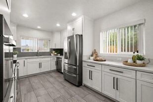 5528-5530 Dorothy Dr in San Diego, CA - Building Photo