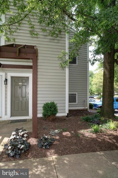 10061 Oakton Terrace Rd in Oakton, VA - Building Photo