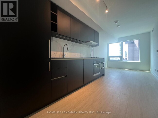 8-2908 Wellesley St W in Toronto, ON - Building Photo - Building Photo