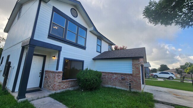 8302 Morning Grove in Converse, TX - Building Photo - Building Photo