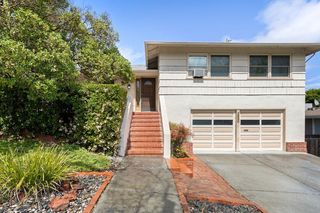 2650 Mcgarvey Ave in Redwood City, CA - Building Photo