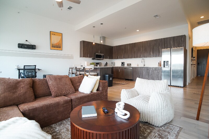 1100 Peters St in Dallas, TX - Building Photo