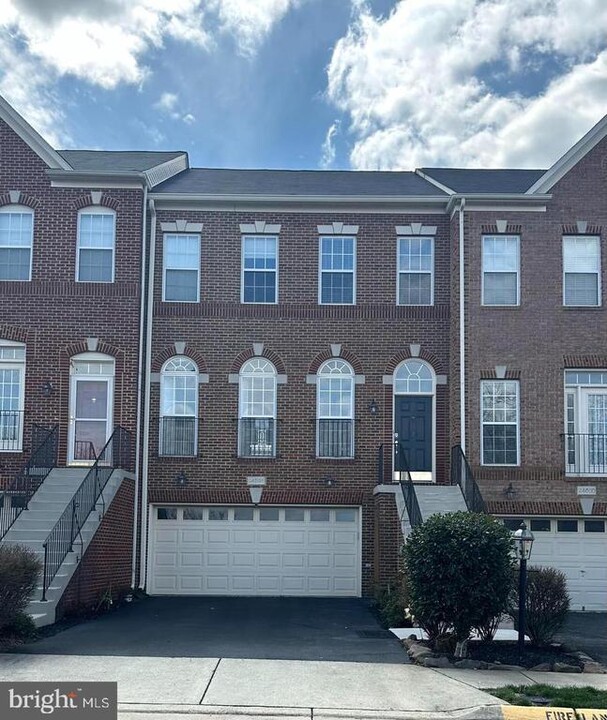 24598 Siltstone Square in Stone Ridge, VA - Foto de edificio
