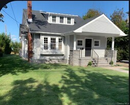 16 Trinity Pl in Hewlett, NY - Building Photo