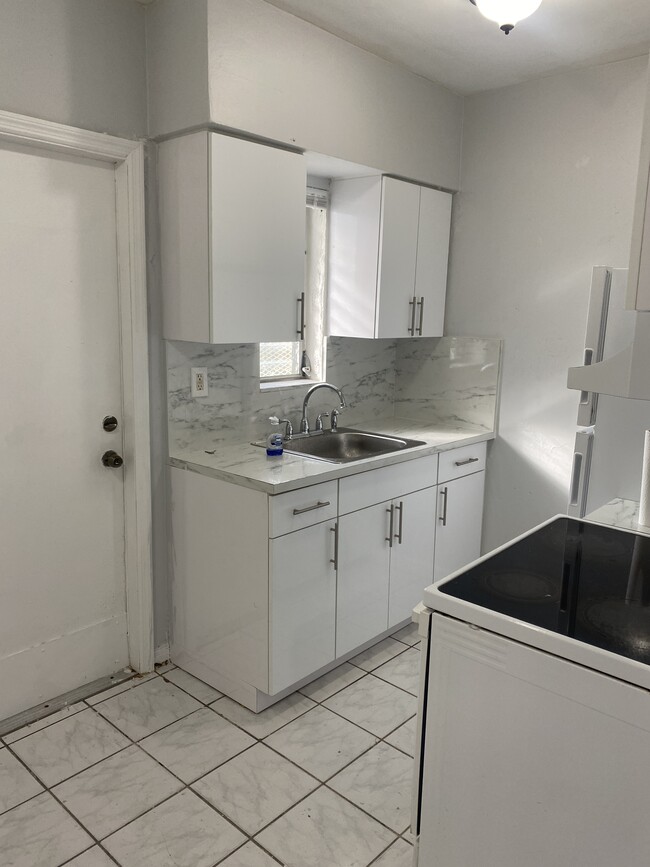 1270 NE 136th Ter, Unit Apt 3 in North Miami, FL - Building Photo - Building Photo