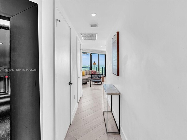 121 NE 34th St, Unit 2016 in Miami, FL - Building Photo - Building Photo