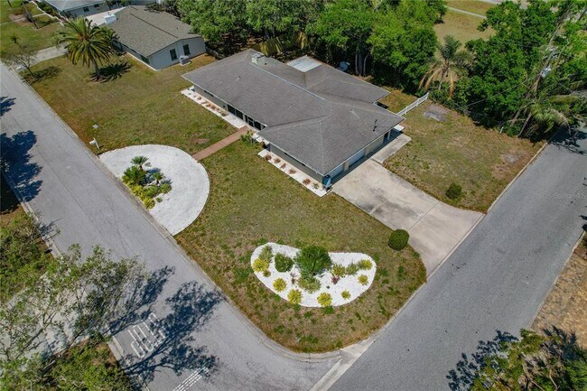 2485 Belvoir Blvd in Sarasota, FL - Building Photo - Building Photo