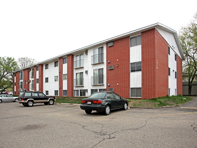 Michigan Place Apartments in St. Cloud, MN - Building Photo - Building Photo