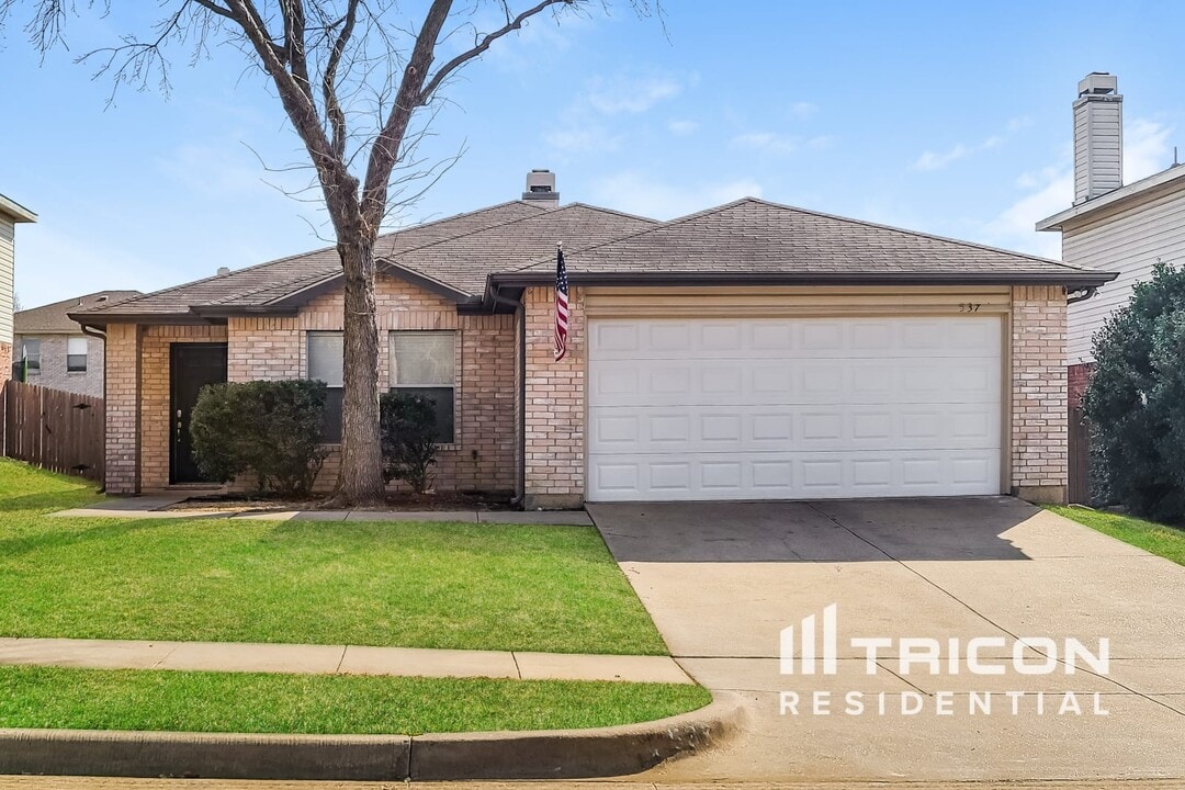 537 Linacre Dr in Crowley, TX - Building Photo