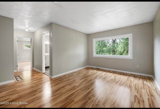 1109 Crestview Way in Goshen, KY - Building Photo - Building Photo