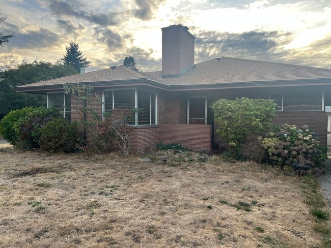 property at 501 N Oak St