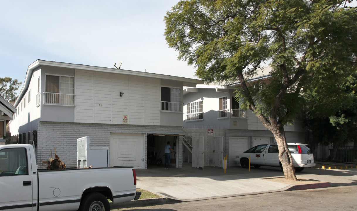 911 Rose Ave in Long Beach, CA - Foto de edificio