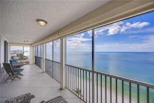 10691 Gulf Shore Dr in Naples, FL - Building Photo