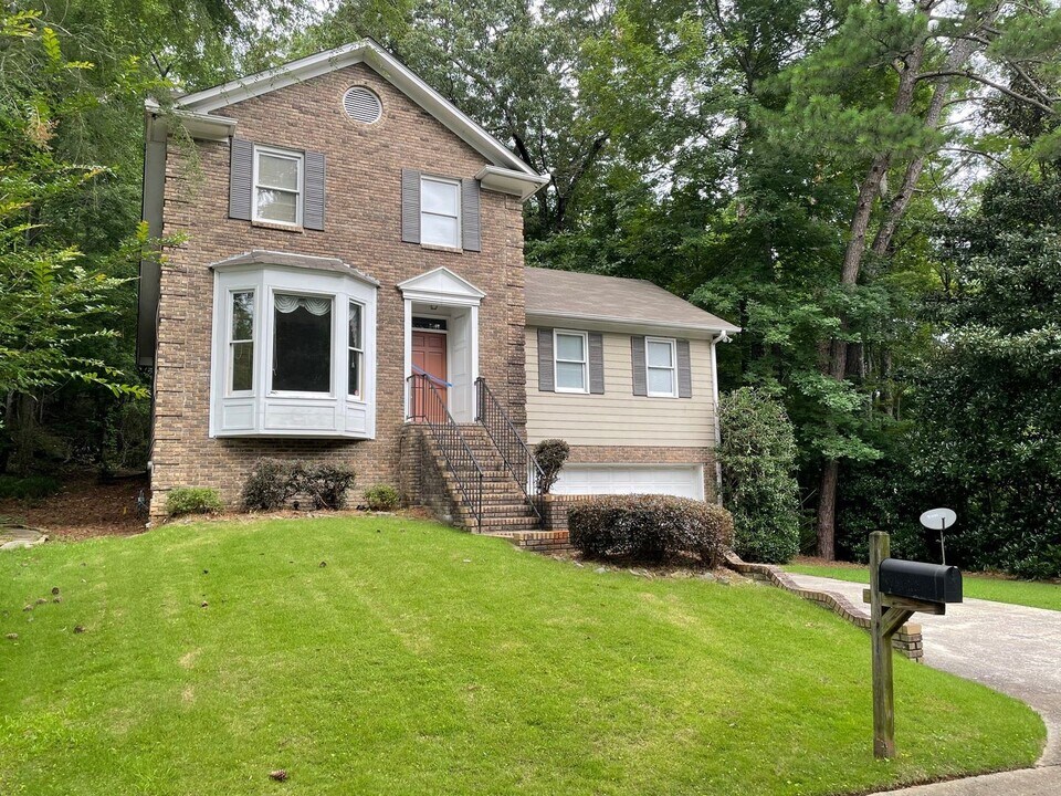 2301 Vestbrook Dr in Vestavia Hills, AL - Building Photo
