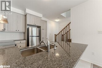 37 Pearen Ln in Barrie, ON - Building Photo - Building Photo