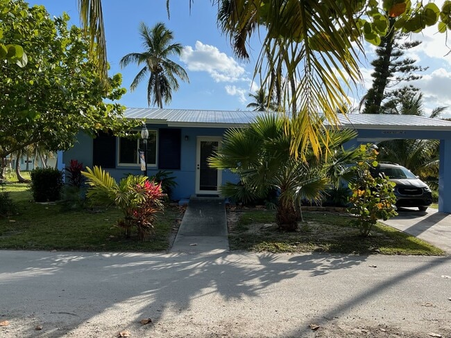 140 N Ocean Ln in Islamorada, FL - Building Photo - Building Photo