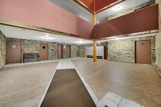 8936 N Parkside Ave in Des Plaines, IL - Building Photo - Building Photo