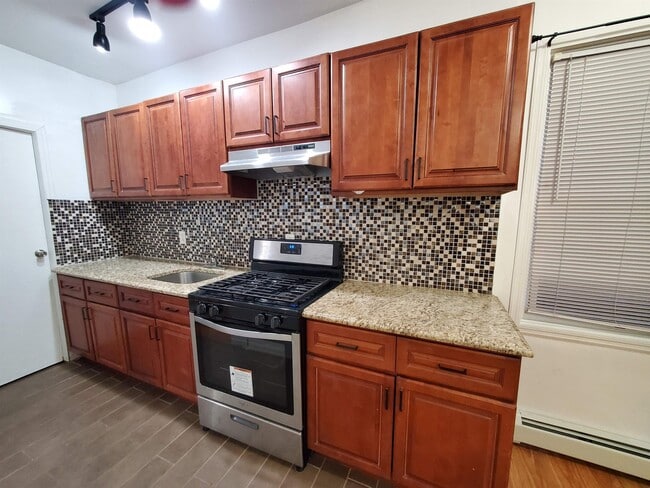 140 W 3rd St in Bayonne, NJ - Building Photo - Building Photo