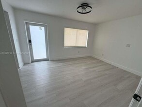 230 E 56th St in Hialeah, FL - Foto de edificio - Building Photo