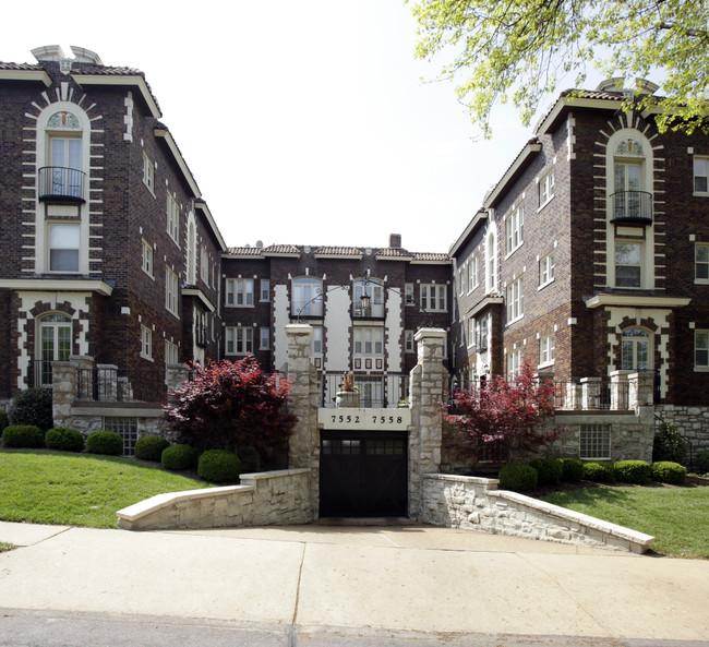 Parkdale Apartments in Clayton, MO - Building Photo - Building Photo