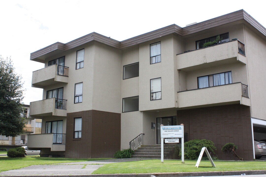 Walker Manor in Burnaby, BC - Building Photo