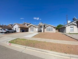 11124 Loma De Color Dr in El Paso, TX - Building Photo