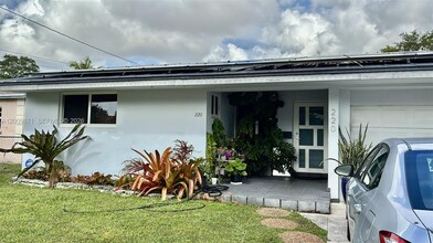 220 SW 3rd Ave in Hallandale Beach, FL - Building Photo - Building Photo
