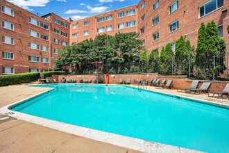 Infinity Apartments in Arlington, VA - Foto de edificio - Building Photo