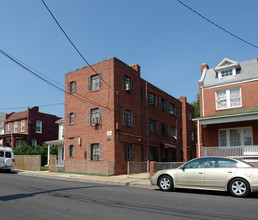 1020 45th St NE in Washington, DC - Foto de edificio - Building Photo