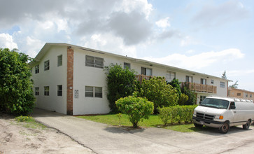 493 NW 43rd St in Fort Lauderdale, FL - Building Photo - Building Photo