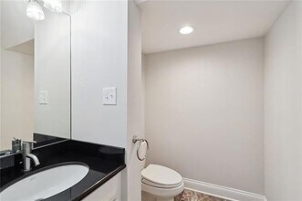 7014 St Charles Ave, Unit J in New Orleans, LA - Foto de edificio - Building Photo