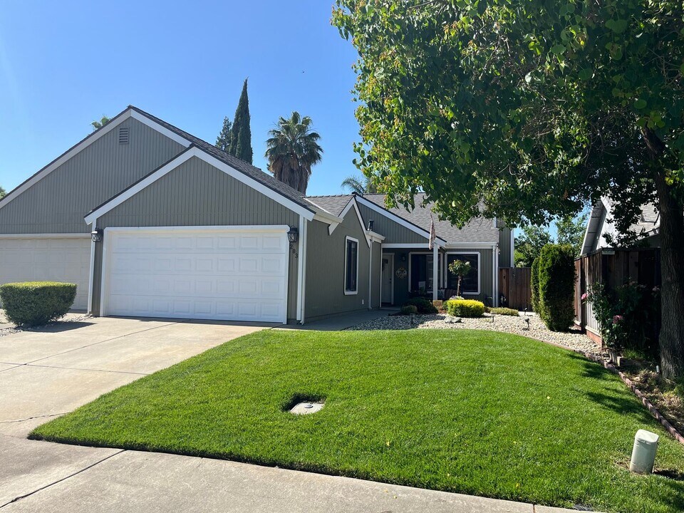 283 Yosemite Pl in Woodland, CA - Building Photo